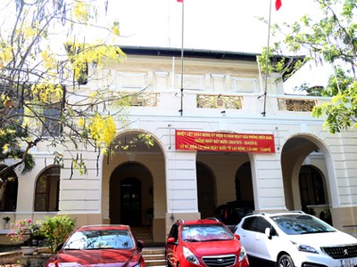 Mặt chính của tòa nhà dinh Thượng thơ hiện là trụ sở của Sở Thông tin  - Truyền thông và Công thương. Ảnh: Hữu Nguyên.