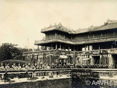 Kiệu rước vua qua Ngọ Môn, kinh thành Huế.