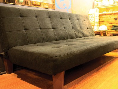 "Chiếc ghế này ngồi là chạm cọc, rất khó chịu”, một khách hàng cho biết