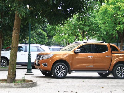 Sân chơi bị biến thành bãi gửi xe
