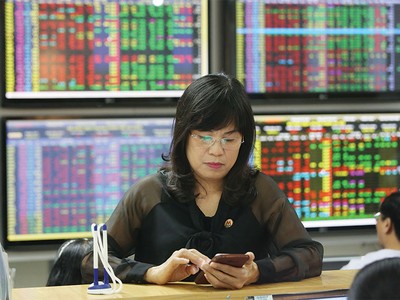 Nhà đầu tư liên tục mua bán trong phiên với khối lượng từ 5 - 10 hợp đồng mỗi lần, tổng chi phí có thể lên tới tiền triệu mỗi ngày