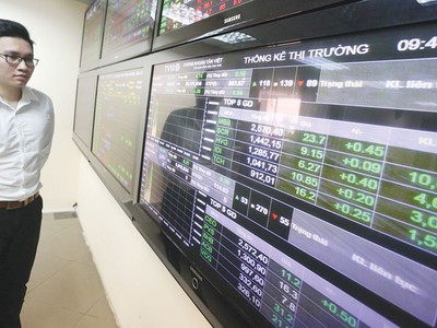 Sàn niêm yết nhộn nhịp doanh nghiệp vào - ra