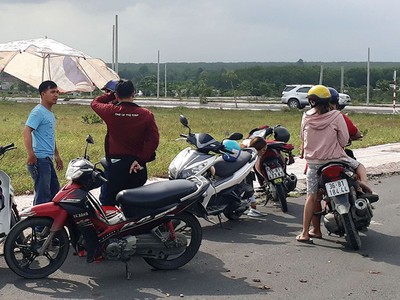 Việc khách chỉ ghé coi xem dự án rồi lại đi đã trở nên quen thuộc với môi giới bất động sản trong 2 tháng gần đây. Ảnh: Việt Dũng