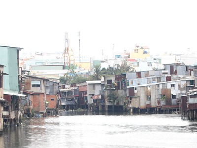 TP.HCM hiện đang có khoảng 22.000 căn nhà trên và ven kênh, rạch cần di dời. Ảnh: Gia Huy