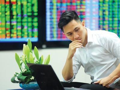 Diễn biến giá chứng khoán phái sinh không phải lúc nào cũng cùng chiều với chỉ số VN30.