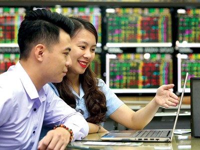 Cổ phiếu của các lĩnh vực ngân hàng, chứng khoán, bất động sản, vật liệu xây dựng, tiêu dùng... được đánh giá sẽ hút dòng tiền trong những tháng cuối năm