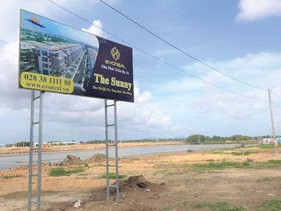 Nhà đầu tư cần hết sức cẩn trọng trước khi xuống tiền đặt cọc mua các dự án phân lô bán nền. Ảnh: Gia Phú