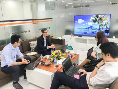 Ông Nguyễn Anh Dũng, Phó ban Quan hệ đầu tư của CENLAND tiếp các quỹ tới tìm hiểu CENLAND và cổ phiếu CRE.