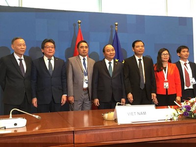 Thủ tướng Nguyễn Xuân Phúc; Phó Thủ tướng, Bộ trưởng Ngoại giao Phạm Bình Minh đã chứng kiến lễ ký kết Hiệp định VPA/FLEGT. 