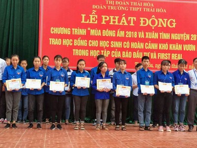 Nhà báo Hoàng Kim Thủy, Trưởng Đại diện Báo Đầu tư Văn phòng Miền Trung Tây Nguyên (ngoài cùng bên trái) và Nhà tài trợ cùng lãnh đạo Nhà trường trao học bổng cho các em học shọc.