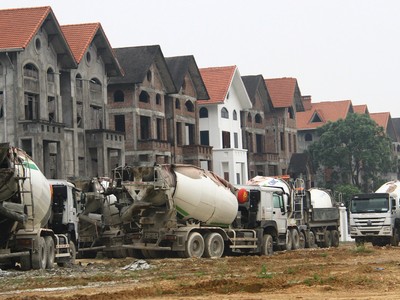 Nhiều dự án bất động sản khu vực Hòa Lạc đang được tái khởi động.