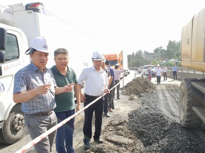 Việc khắc phục hư hỏng mặt đường đoạn Quốc lộ 1 qua Phú Yên rất chậm, gây mất ATGT cho người dân địa phương.