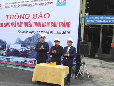 Lãnh đạo tỉnh, TKV và Nhà máy Tuyển than Nam Cầu Trắng bấm nút chấm dứt hoạt động Nhà máy Tuyển than Nam Cầu Trắng. Ảnh: Nguyễn Huế.