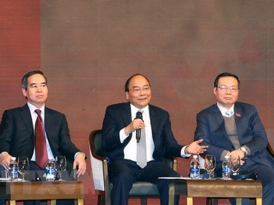 Thủ tướng Nguyễn Xuân Phúc đối thoại tại Diễn đàn kinh tế Việt Nam năm 2018. (Ảnh: Thống Nhất/TTXVN)