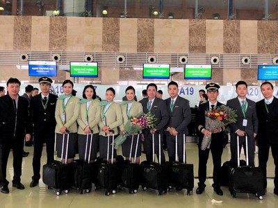 Đại diện Cục Hàng không tặng hoa cho Tổ bay của Bamboo Airways ngày bay thử