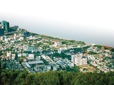 TP. Quy Nhơn (tỉnh Bình Định) ngày càng phát triển với nhiều ngôi nhà cao tầng được xây dựng. Ảnh: Đào Tiến Đạt