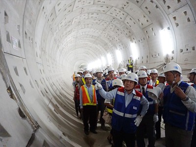 Chủ tịch UBND TP.HCM thăm tuyến Metro số 1.
