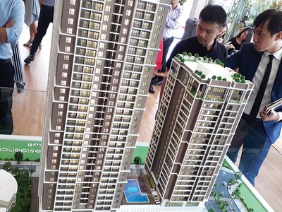 Khách hàng đang tìm hiểu Dự án Sky Park Residences, một trong những dự án cao cấp tại khu vực phía Tây Hà Nội