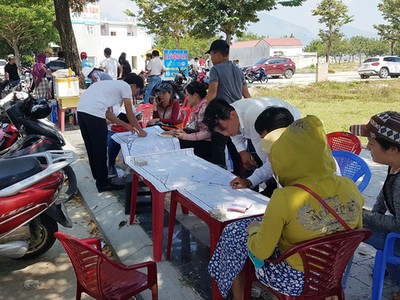 Mua bán đất diễn ra sôi động trên lề đường ở Đà Nẵng - Ảnh: HỮU KHÁ