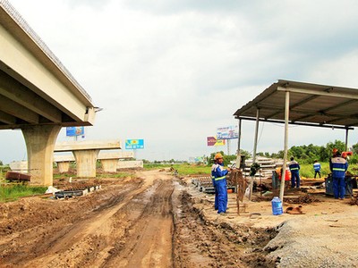 Thi công tuyến cao tốc Trung Lương - Mỹ Thuận. (Ảnh: Tuổi trẻ).
