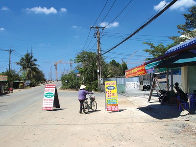 Dọc tuyến đường Nguyễn Xiển, chỉ lẻ loi duy nhất một chòi canh môi giới đất nền