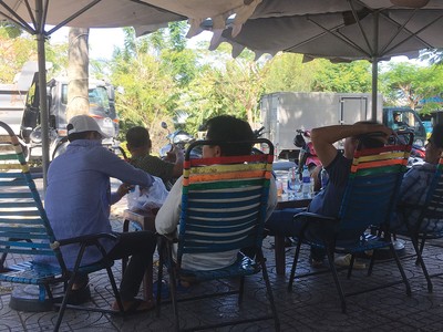 Các cò đất địa phương thường tập trung thành một nhóm túc trực tại các quán cafe ven đường để mời chào khách. Ảnh: Trọng Tín