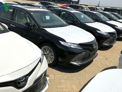 Hình ảnh hàng trăm xe Camry 2019 chờ thông quan tại TP HCM.