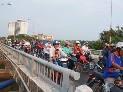 Quốc lộ 25 điểm đầu tại Phú Yên với khổ đường hẹp đang như nút thắt cổ chai vào TP. Tuy Hòa nên thường xuyên xảy ra ùn tắc