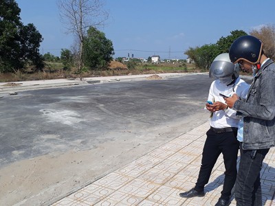 Môi giới xuất hiện ngày càng nhiều tại khu vực Nhơn Trạch. Ảnh: Việt Dũng