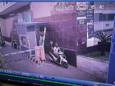 Tên trộm xe SH thản nhiên ra cổng nhưng bảo vệ không hề hay biết. Ảnh: người dân cung cấp