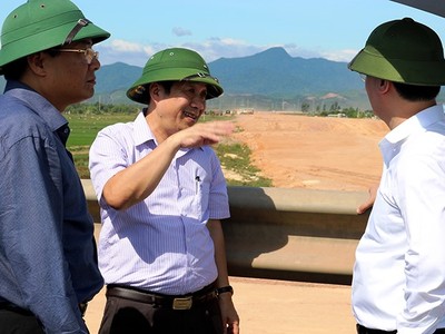 Thứ trưởng Bộ KH&ĐT Nguyễn Đức Trung kiểm tra thực địa công trình đường nối cầu Nhật Lệ 2 với đường Hồ Chí Minh.