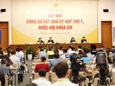 Tổng Thư ký Quốc hội - Chủ nhiệm Văn phòng Quốc hội Nguyễn Hạnh Phúc chủ trì họp báo công bố kết quả Kỳ họp thứ 7 Quốc hội Khoá XIV