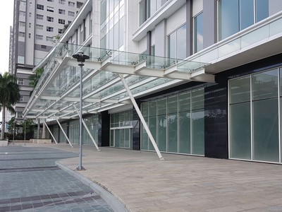 Nhiều căn shophouse khối đế tại một dự án trên đường Nguyễn Hữu Thọ, quận 7 bị bỏ trống. Ảnh: Trọng Tín 