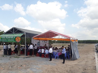 Các buổi lễ mở bán dự án phân lô tự phát thường được tổ chức vào những ngày cuối tuần.Ảnh: Việt Dũng