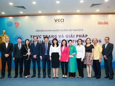 Các thành viên Hội đồng doanh nghiệp gia đình Việt Nam tham gia Diễn đàn Doanh nghiệp gia đình Việt Nam 2019 với chủ đề Thực trạng và giải pháp chuyển giao kế nghiệp thành công