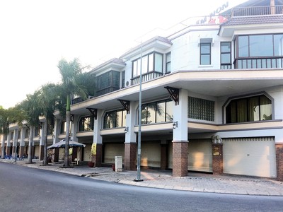 Được xem là sản phẩm đầu tư hấp dẫn nhưng nhà đầu tư vào sản phẩm shophouse cần rất cân nhắc khi lựa chọn dự án. 