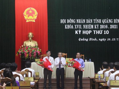 Ông Hoàng Đăng Quang, Bí thư tỉnh ủy, Chủ tịch HĐND tỉnh Quảng Bình tặng hoa chúc mừng các đồng chí được bầu giữ chức Phó Chủ tịch HĐND tỉnh và Ủy viên UBND tỉnh Quảng Bình