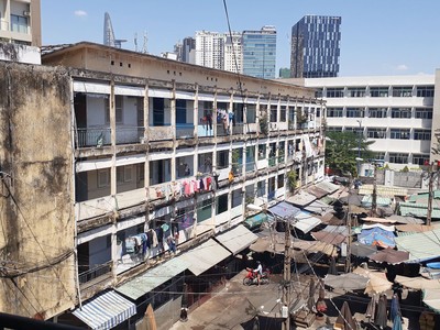 TP.HCM hiện có hàng chục chung cư cũ trong tình trạng sập bất kỳ lúc nào. Ảnh: Gia Huy