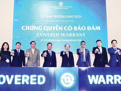 Đón tuổi 20, TTCK Việt Nam vừa có thêm sản phẩm mới, chứng quyền có bảo đảm (CW). Sản phẩm đang được các công ty chứng khoán hàng đầu phát triển để tăng công cụ đầu tư, tăng độ mở của TTCK với dòng vốn ngoại