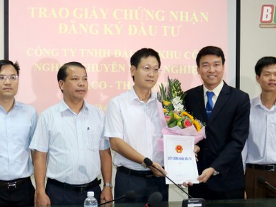 Lãnh đạo Ban Quản lý Khu kinh tế và các khu công nghiệp Thái Bình trao Giấy chứng nhận đăng ký đầu tư cho Công ty TNHH Đầu tư khu công nghiệp chuyên nông nghiệp Thaco – Thái Bình.