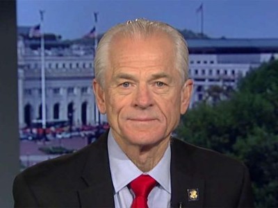 GS. Peter Navarro là chuyên gia kinh tế có tiếng và là Cố vấn cấp cao, điều hành Hội đồng thương mại Quốc gia của Nhà Trắng