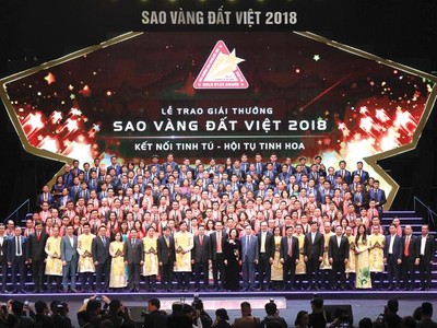 Hội Doanh nhân trẻ Việt Nam đang đẩy mạnh hoạt động kết nối doanh nghiệp. Trong ảnh: Các doanh nghiệp đoạt giải Sao Vàng đất Việt năm 2018.. Ảnh: Chí Cường