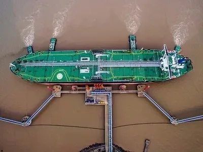 Một tàu chở dầu đã cập bến tại Trung Quốc. Ảnh: Bloomberg