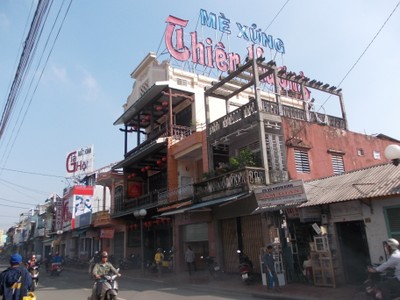 Đường Chi Lăng và đường Bạch Đằng (TP. Huế) có nhiều thương hiệu mè xửng nổi tiếng và nhiều món ngon đặc trưng của Huế như bún bò, cơm hến, chè Huế…