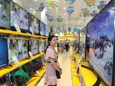 Chỉ sau hơn 1 năm mua lại toàn bộ chuỗi siêu thị Điện máy Trần Anh, Thế giới Di động thay thế toàn bộ tên biển hiệu thành Điện máy Xanh.