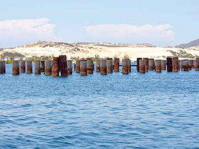 Dự ánh cảng Vân Phong trơ đống cọc thép đóng dở.