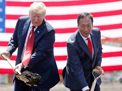 Tỷ phú Terry Gou (trái) từng được giới truyền thông mô tả là "Donald Trump của Đài Loan". Ảnh: Nikkei.