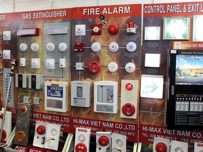 Thiết bị báo cháy hiện rất đa dạng và đang được người tiêu dùng cá nhân lựa chọn. Ảnh: Việt Dũng