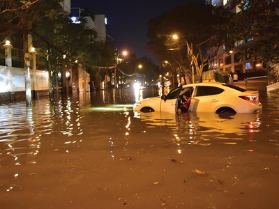 Nhiều tuyến phố của TP.HCM chìm trong biển nước. Ảnh: Lê Toàn