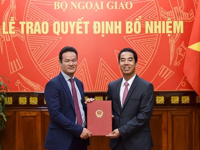 Thứ trưởng Tô Anh Dũng trao quyết định cho tân Vụ trưởng Vụ Ngoại giao văn hóa và UNESCO Mai Phan Dũng.